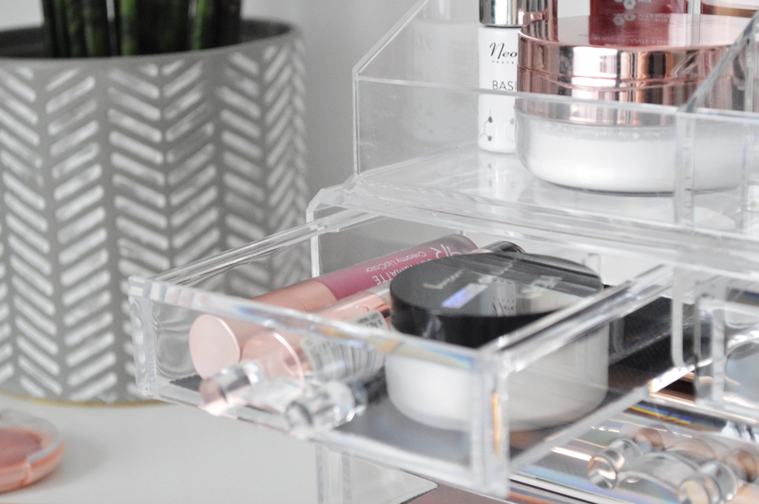 akrylowy organizer na kosmetyki jak zorganizować kosmetyki